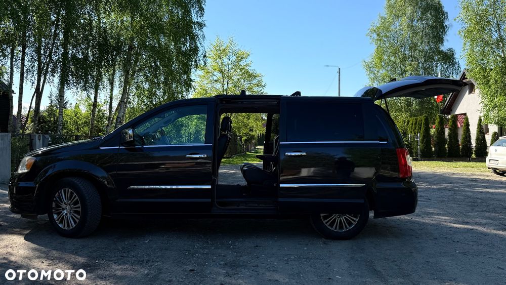 Chrysler Town & Country - 8