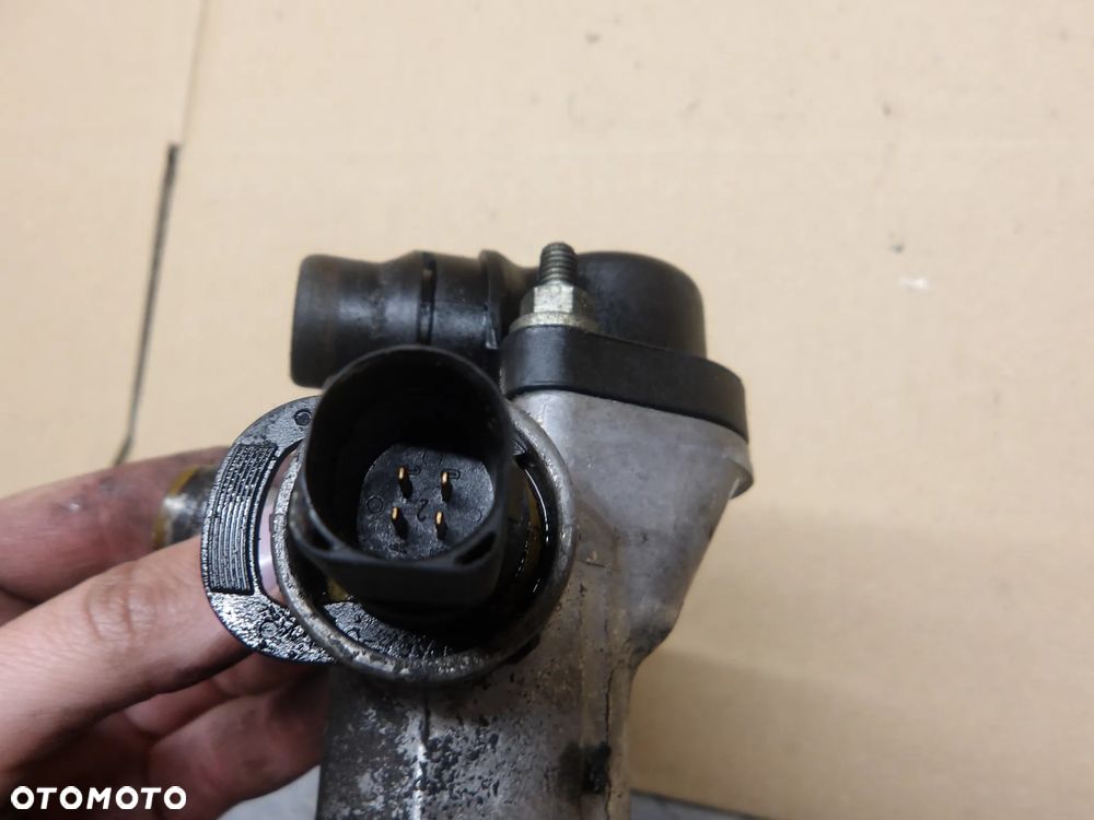 PASSAT B5 FL SEDAN 1.9TDI OBUDOWA TERMOSTATU 038121133A - 5