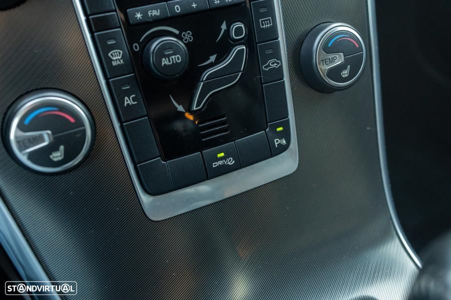 Volvo XC 60 2.0 D3 Drive R-Design 85 Anos Start/Stop - 51