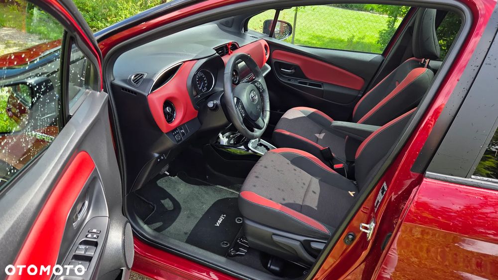 Toyota Yaris Hybrid 100 Selection - 16