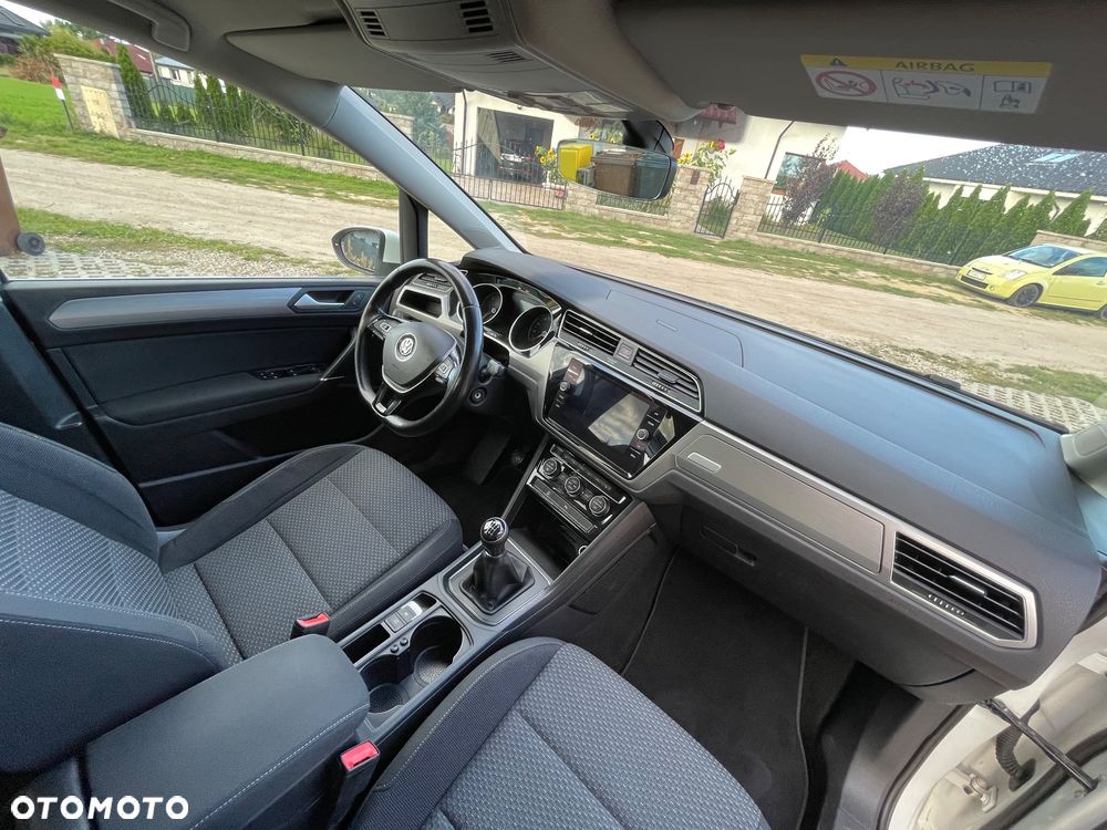Volkswagen Touran - 12