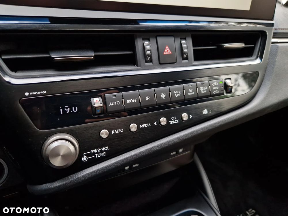 Lexus ES 300h F Sport Design - 17