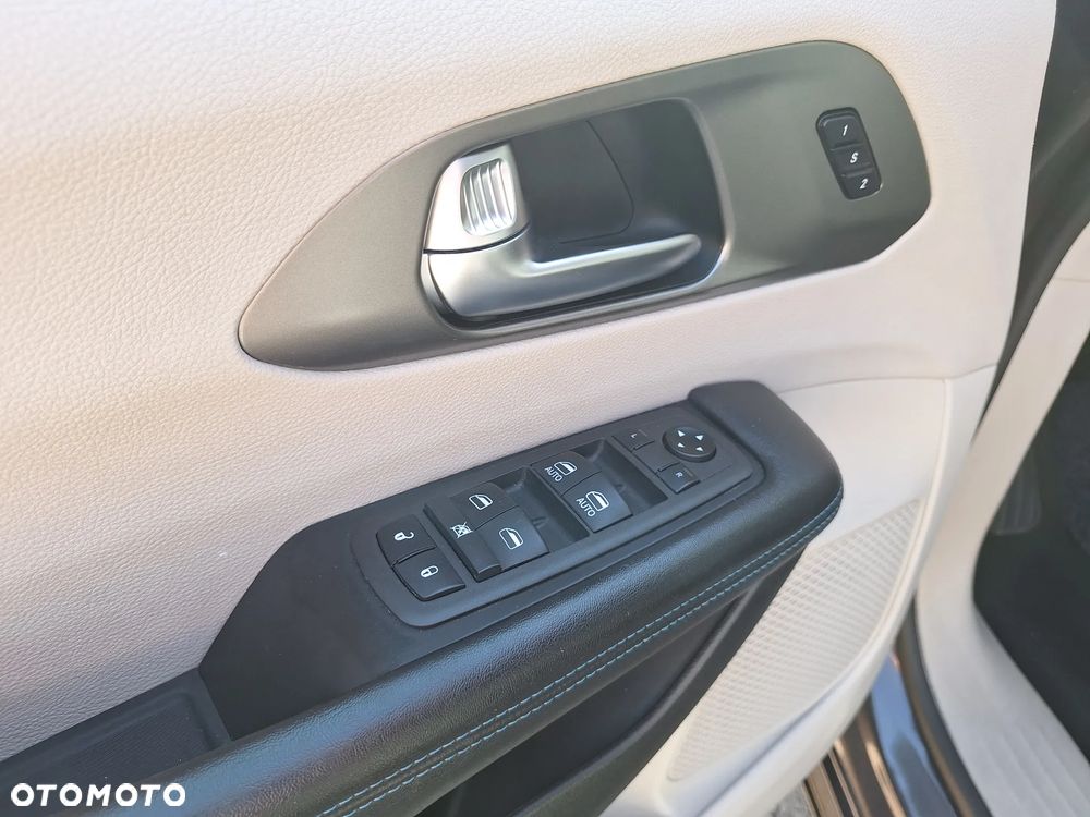 Chrysler Pacifica - 8