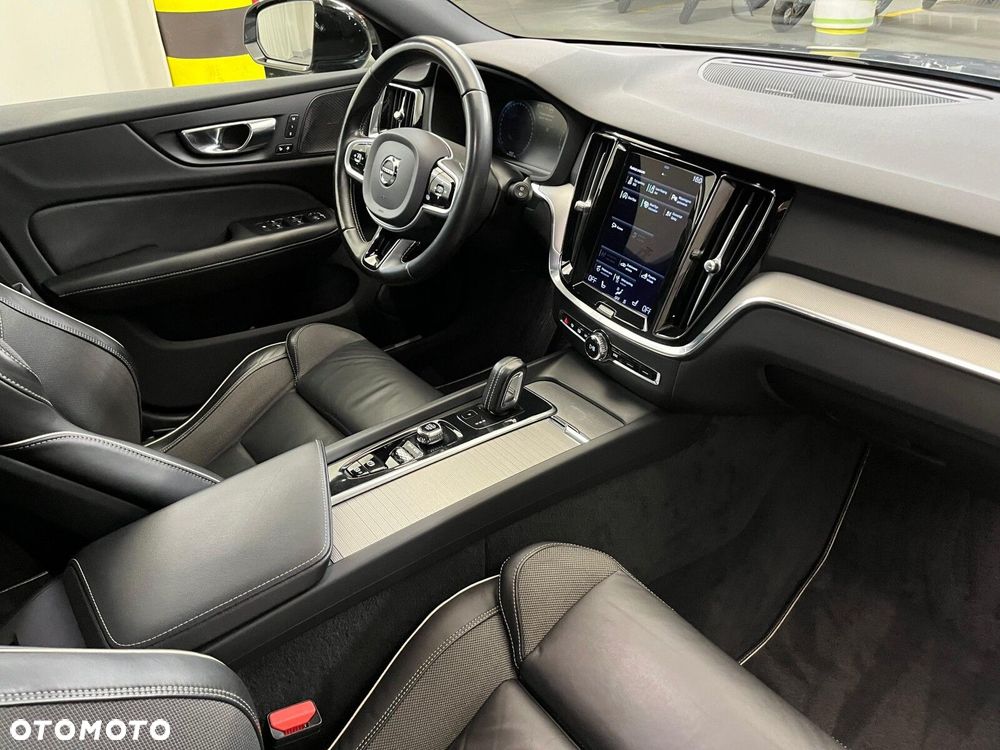 Volvo V60 B4 B R-Design - 37