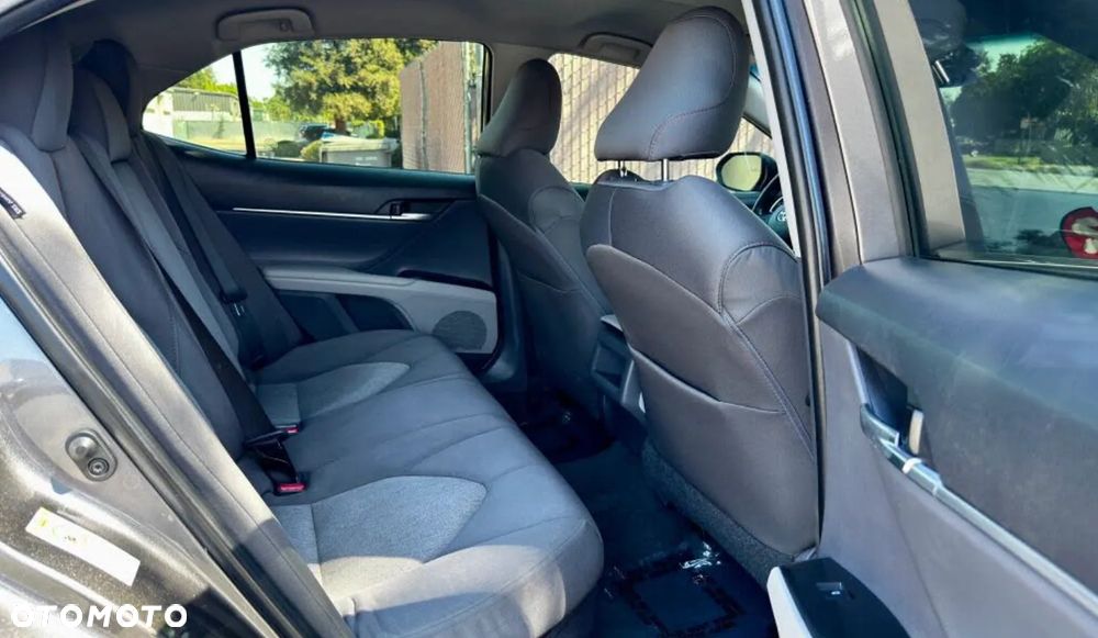 Toyota Camry Luxury - 10