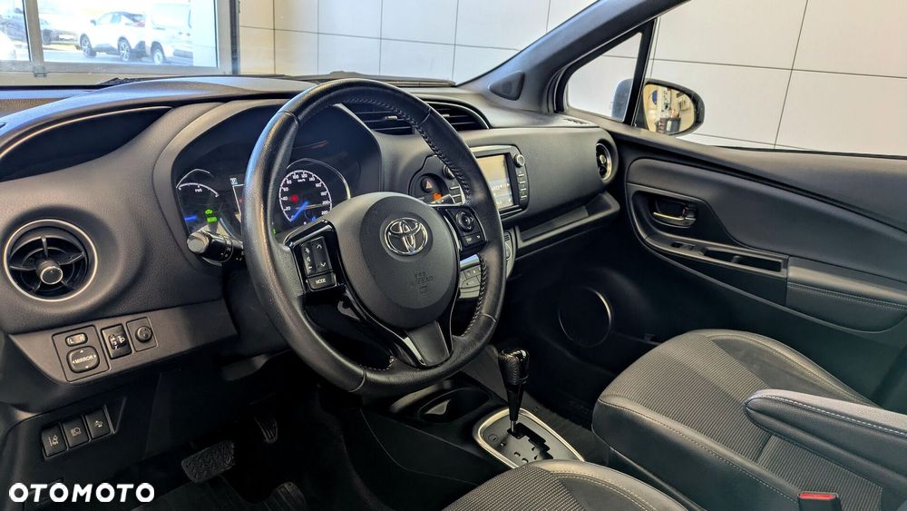 Toyota Yaris Hybrid 100 Dynamic - 10