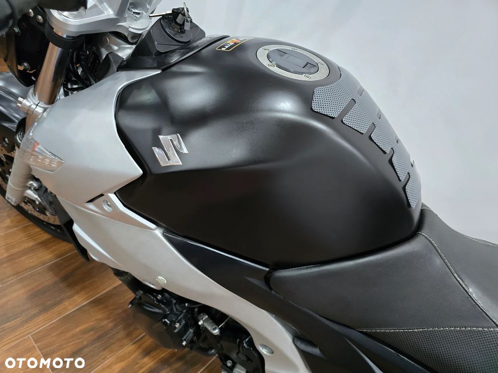 Suzuki GSR - 17