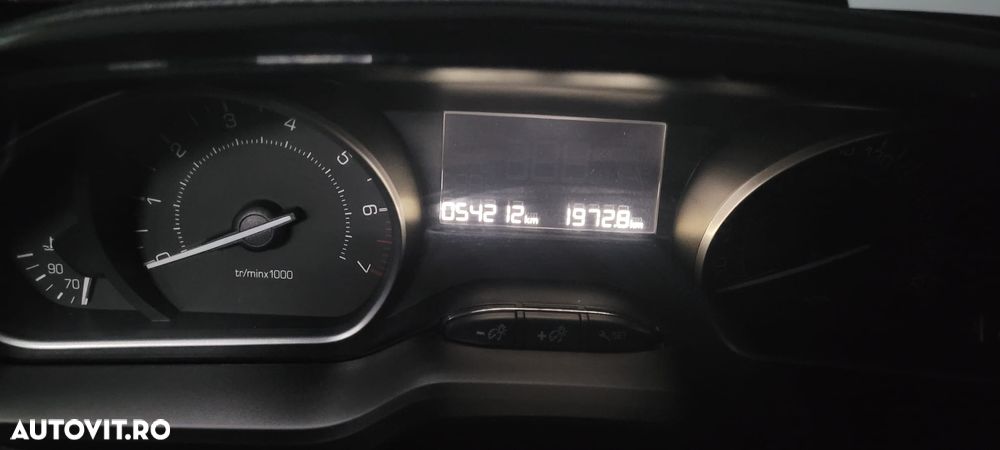 Peugeot 208 1.2 L PureTech Active - 10