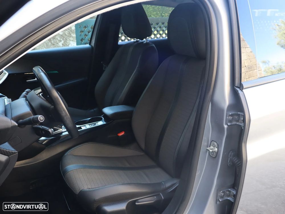 Peugeot e-208 Allure - 38
