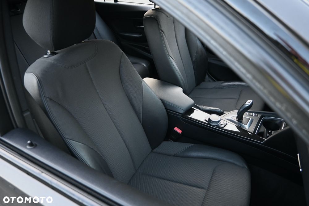 BMW Seria 3 320d Sport-Aut Luxury Line - 27