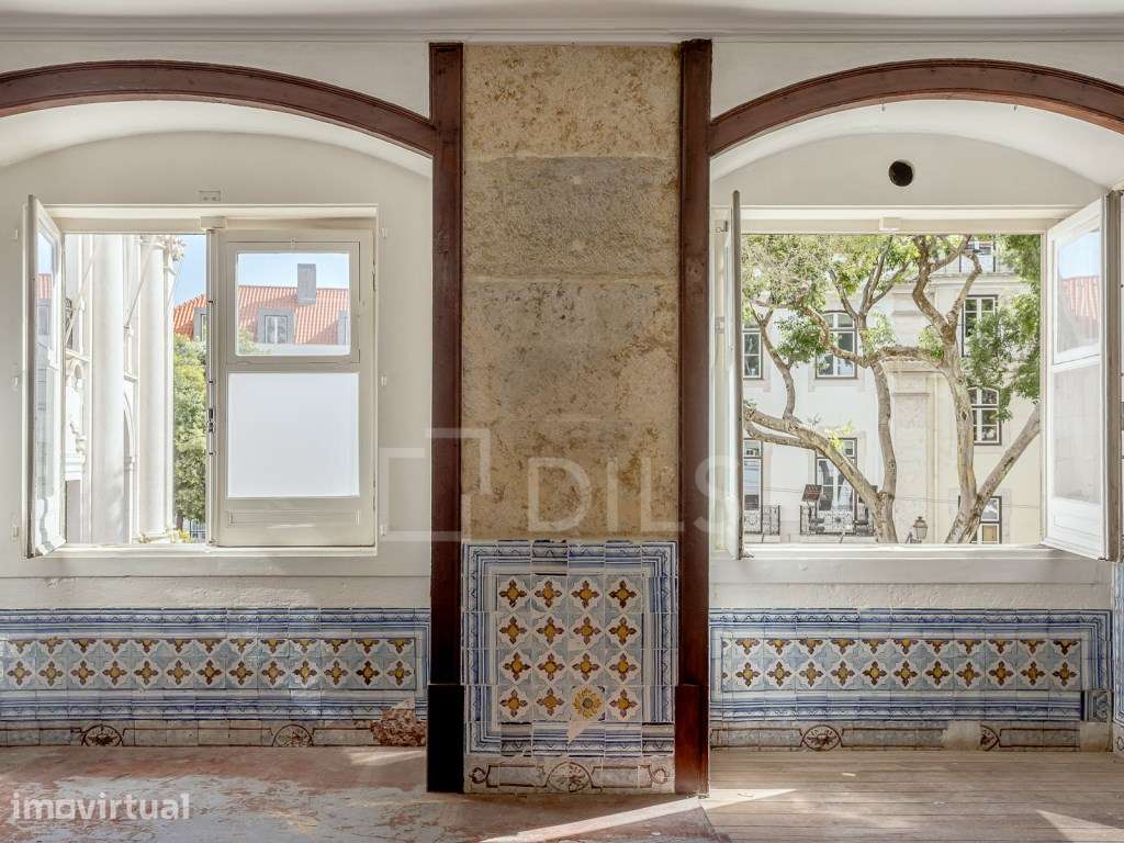 Sobreloja comercial no Largo de Santo António da Sé em Lisboa - Grande imagem: 3/20