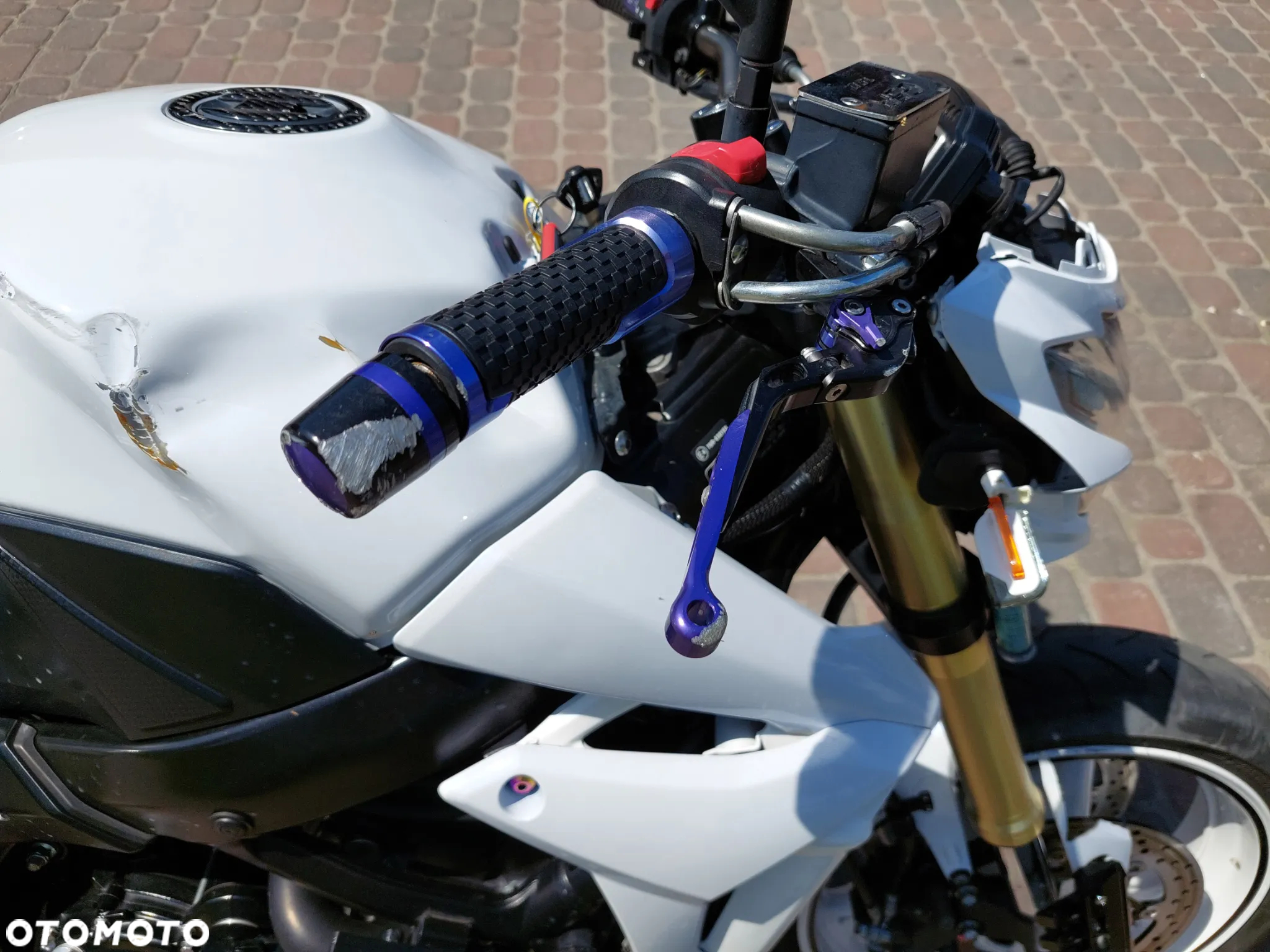Suzuki GSR - 13