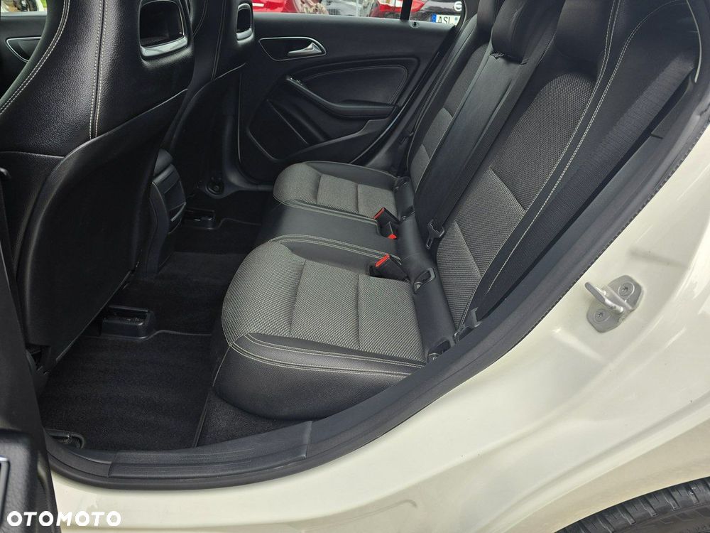Mercedes-Benz CLA Shooting Brake 180 d - 11