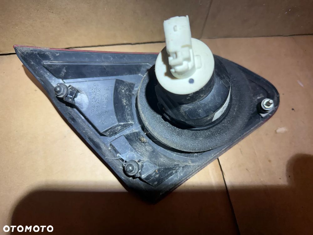 Lampa prawa Nissan Qashqai J10 +2 w klapę 26550JD800 - 2