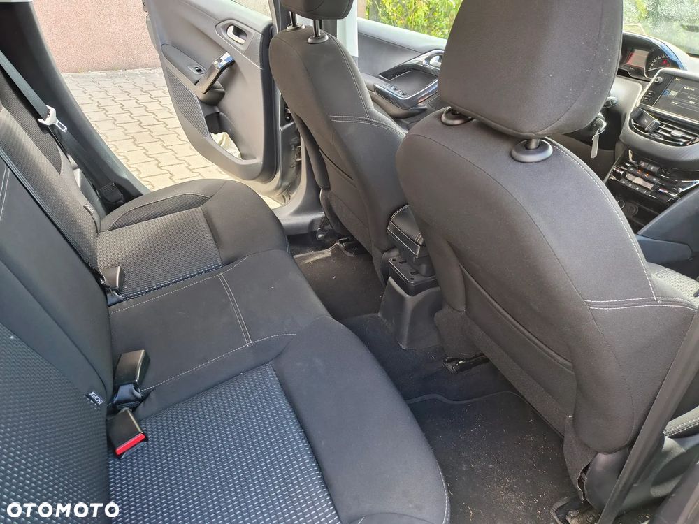 Peugeot 208 - 17