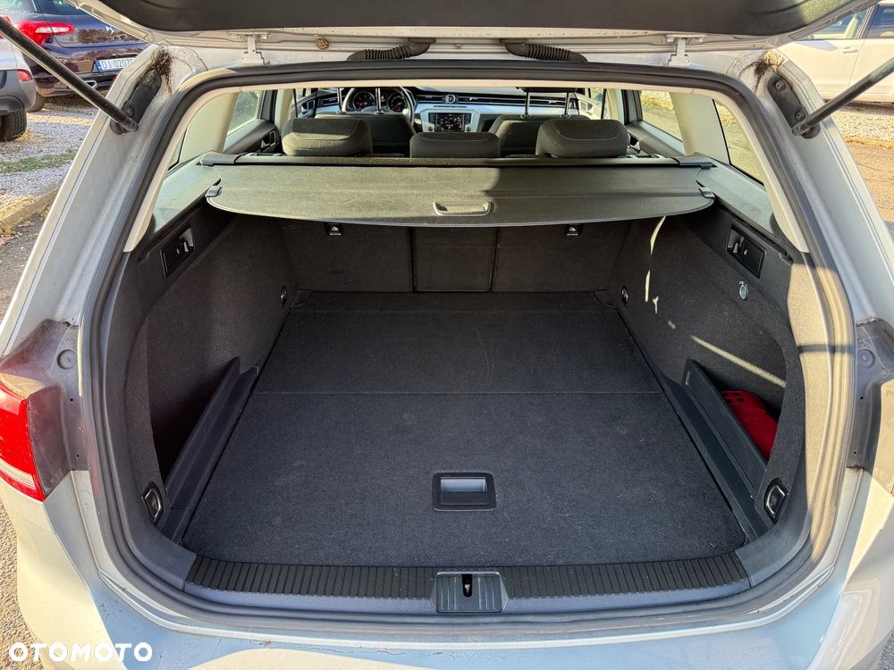 Volkswagen Passat ver-variant-1-6-tdi-scr-dsg-comfortline - 15