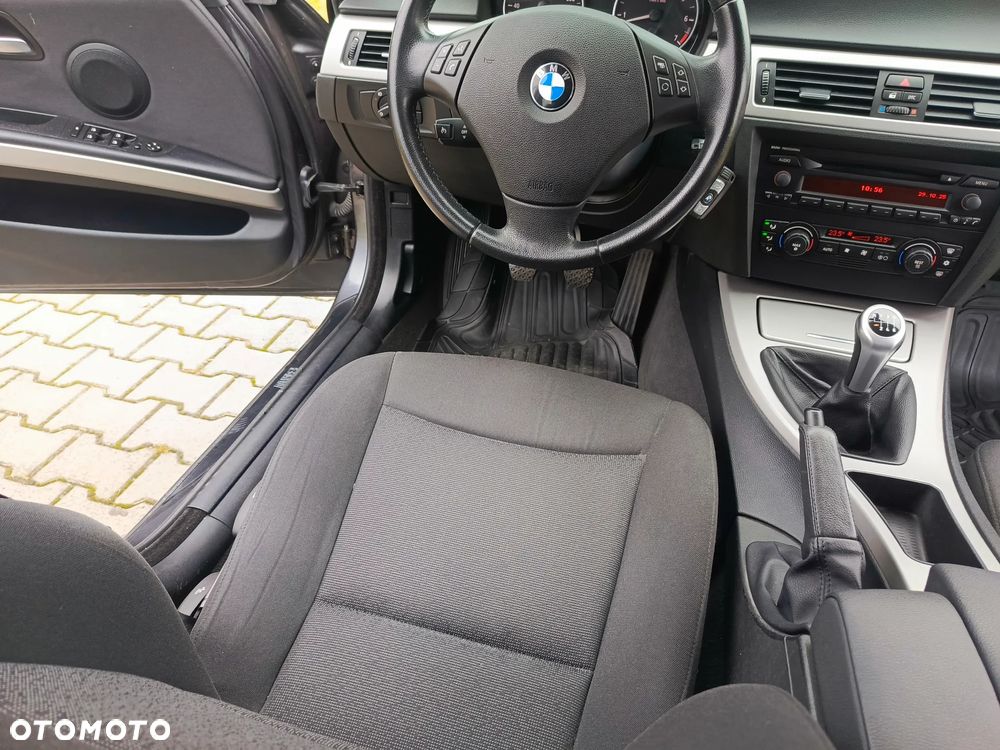 BMW Seria 3 318i - 25