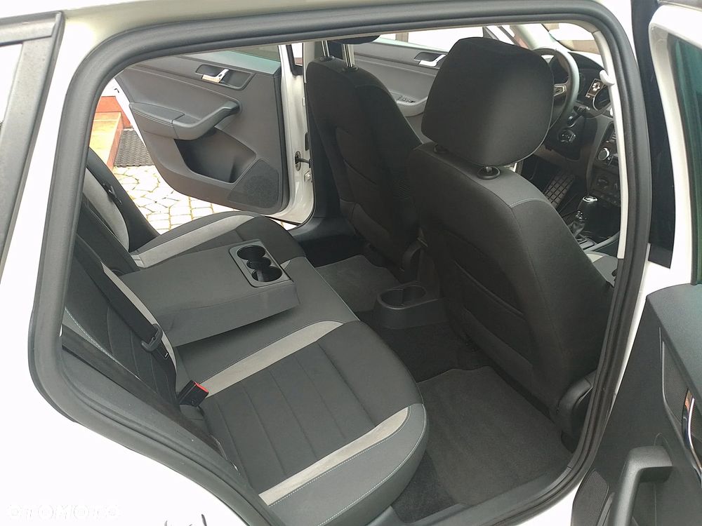 Skoda RAPID 1.4 TSI Ambition DSG - 11