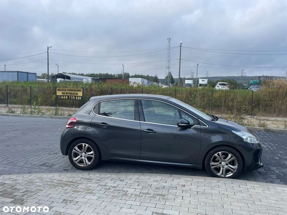 Peugeot 208 2012 photo 4