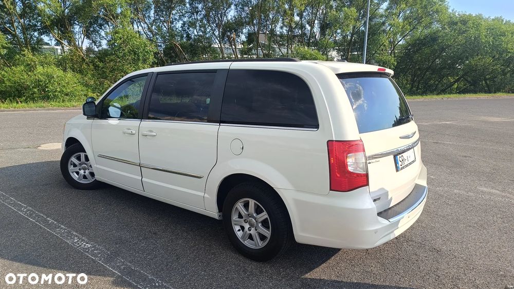 Chrysler Town & Country - 4