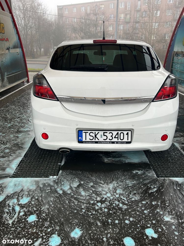 Opel Astra 2010 photo 2