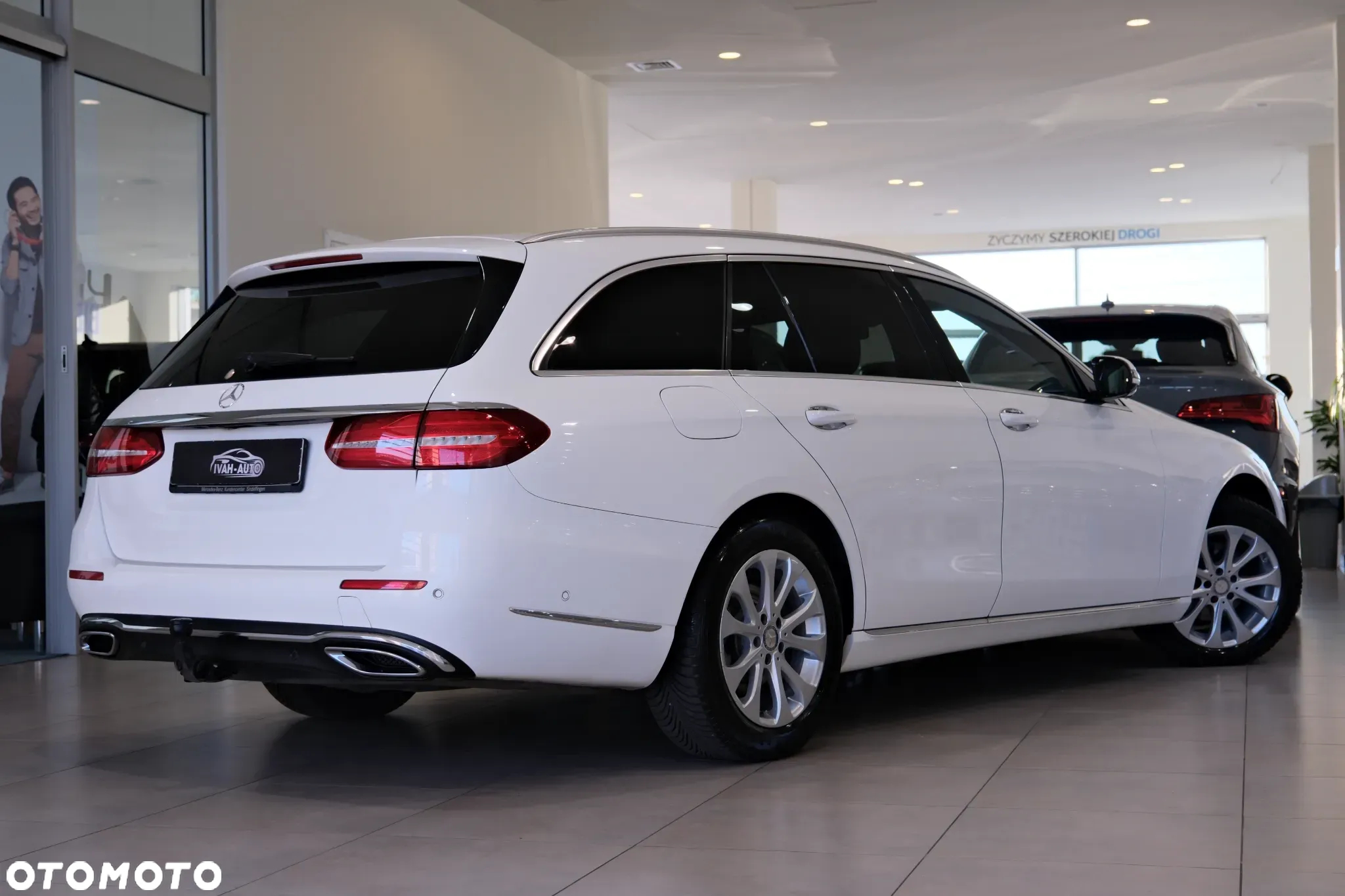 Mercedes-Benz Klasa E 220 d 4Matic T 9G-TRONIC Exclusive - 12