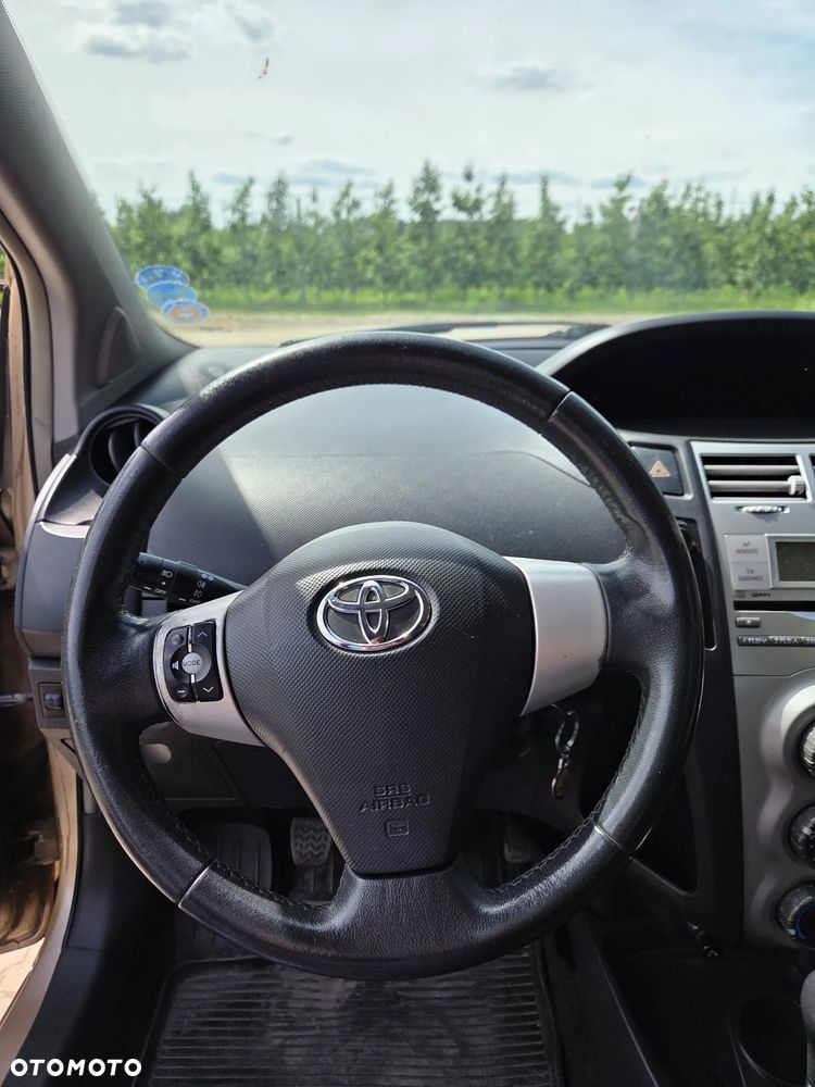 Toyota Yaris - 10
