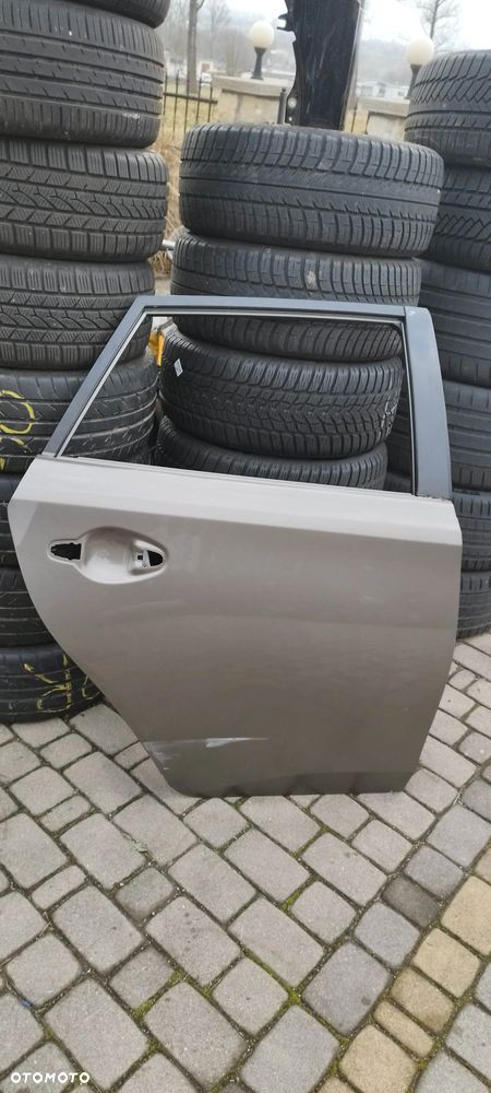 prawy tył auris 2 drzwi