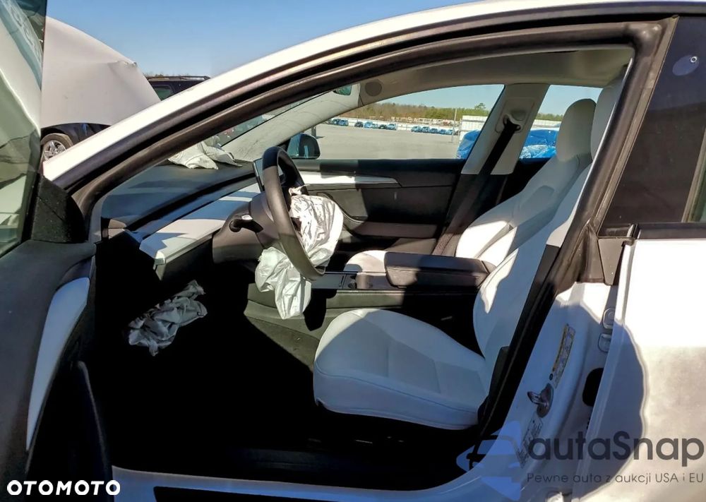 Tesla Model 3 - 4