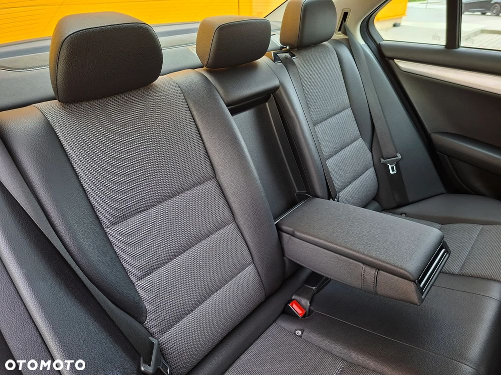 Mercedes-Benz Klasa C 180 CGI BlueEFFICIENCY Avantgarde - 23