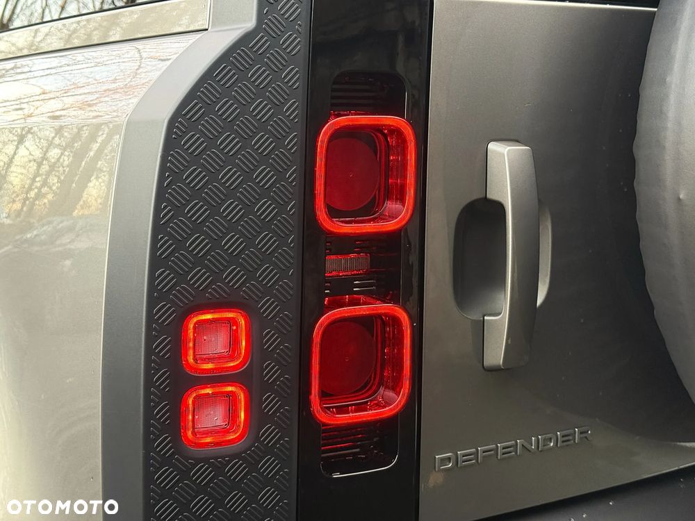 Land Rover Defender 110 D300 X-Dynamic HSE - 23