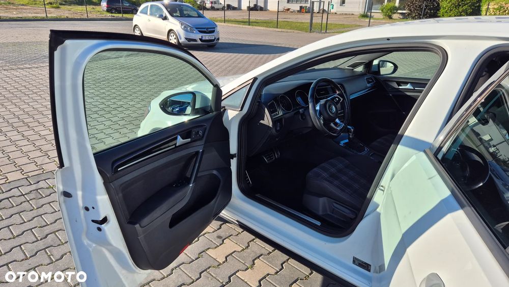 Volkswagen Golf - 24