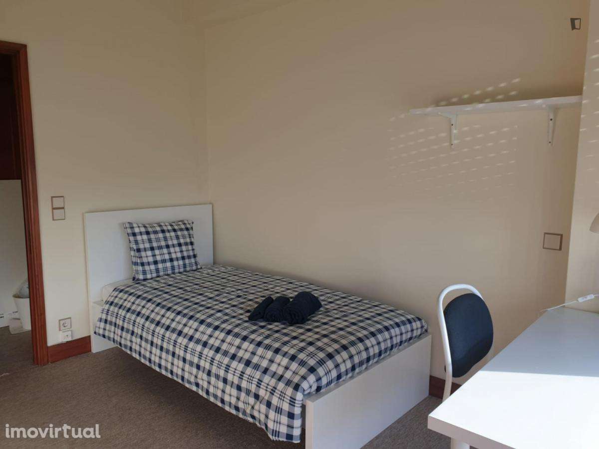 Quarto - localizado em Paranhos Porto - Grande imagem: 5/11