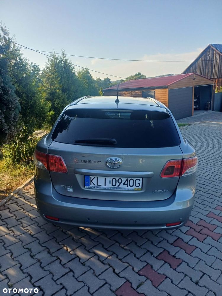 Toyota Avensis Verso - 2