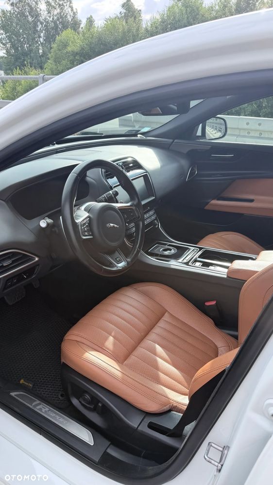 Jaguar XE 2.0 T R-Sport - 17