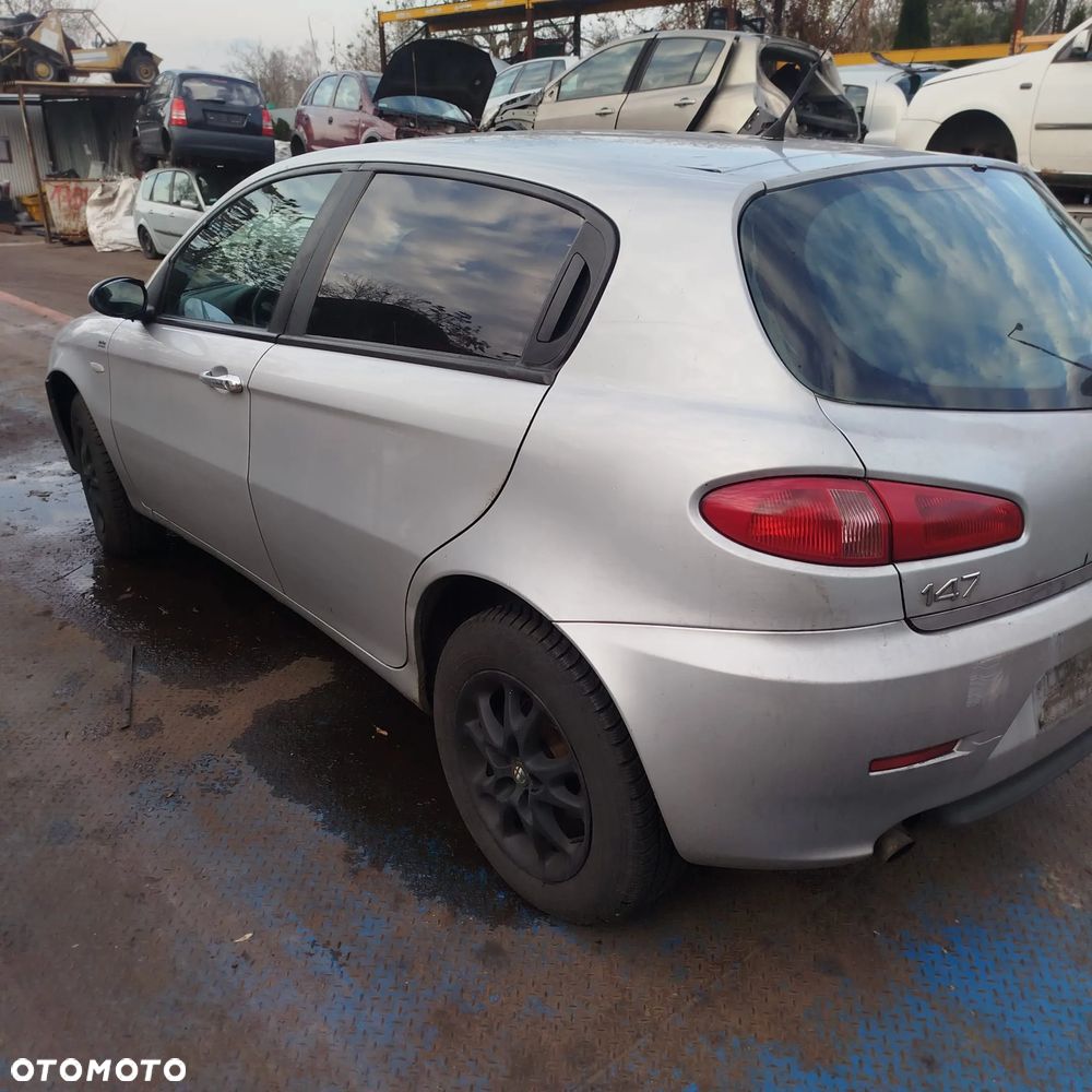 Alfa Romeo  147 na części . - 9