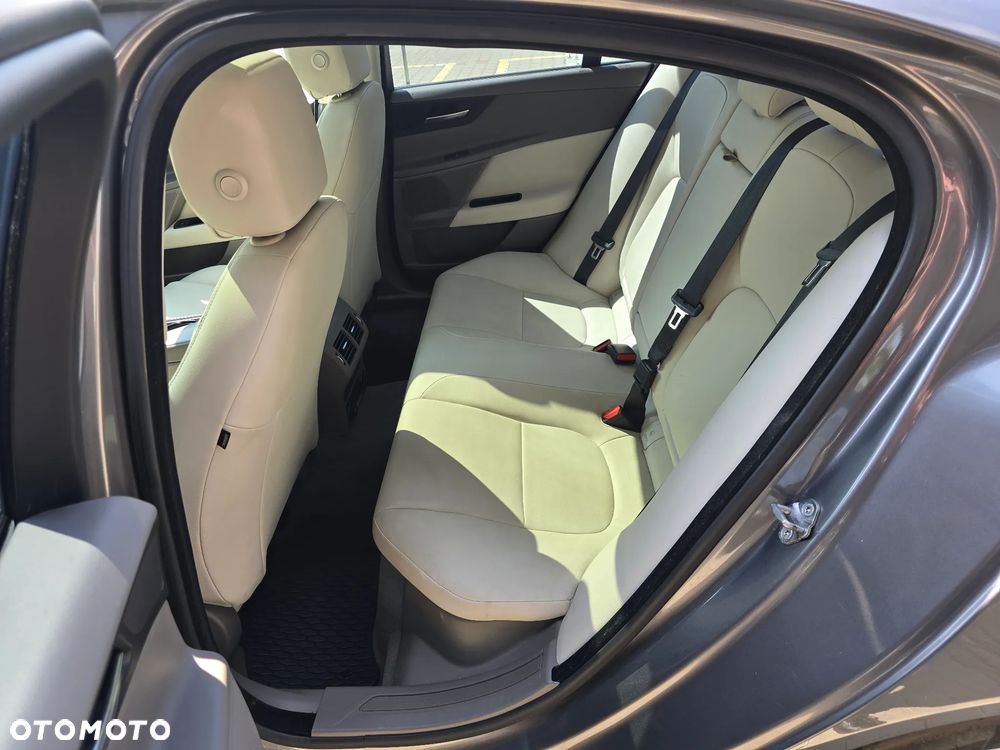 Jaguar XE S - 17