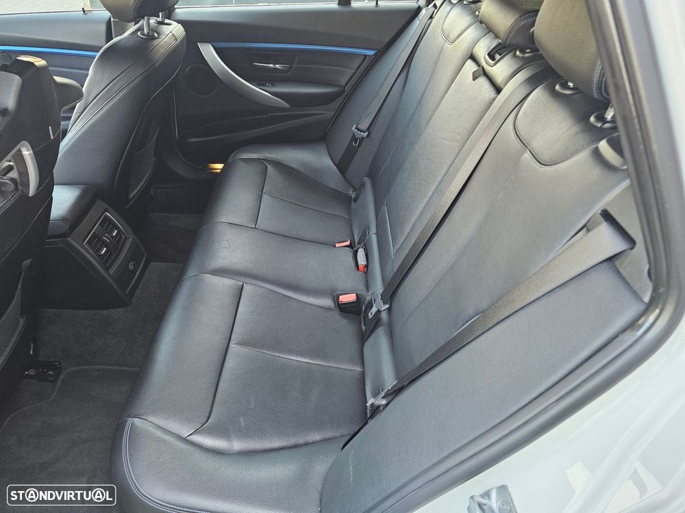 BMW 320 i Touring Pack Desportivo M - 11