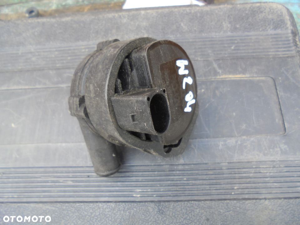 POMPKA OBIEGU WODY MERCEDES W204 - 1