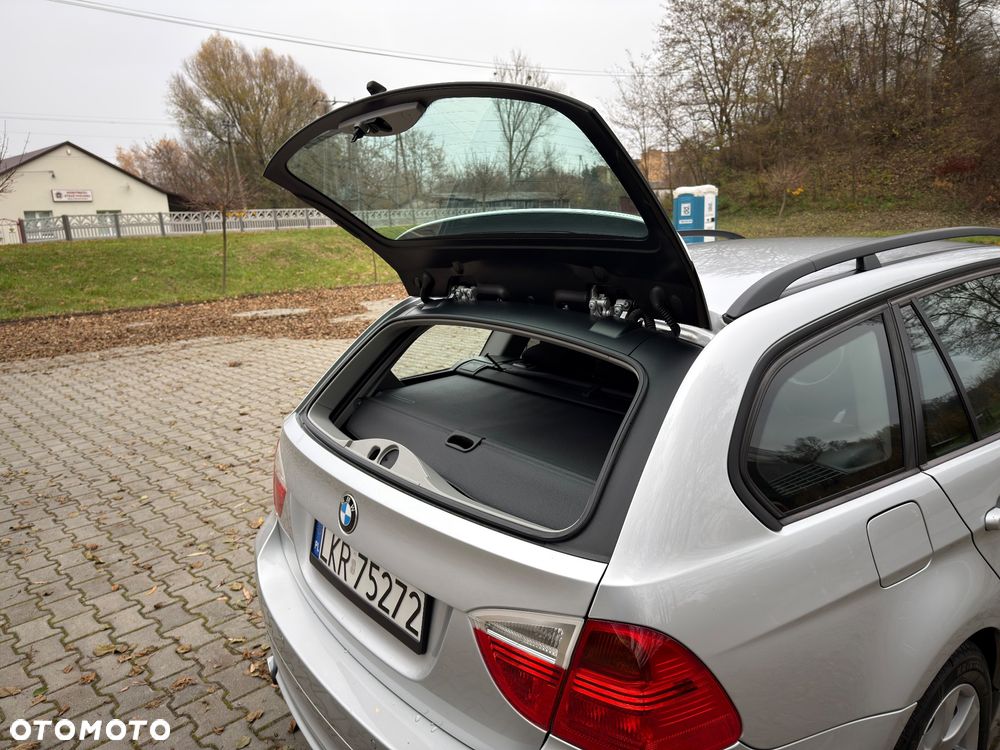 BMW Seria 3 318i Touring - 16