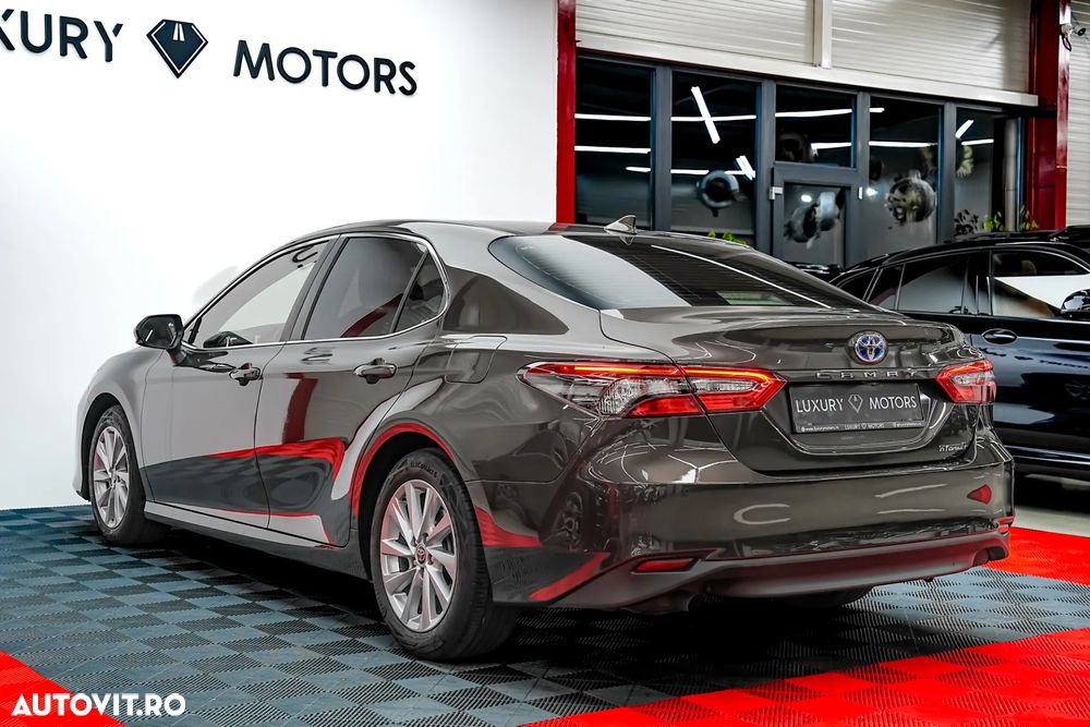 Toyota Camry Luxury - 7