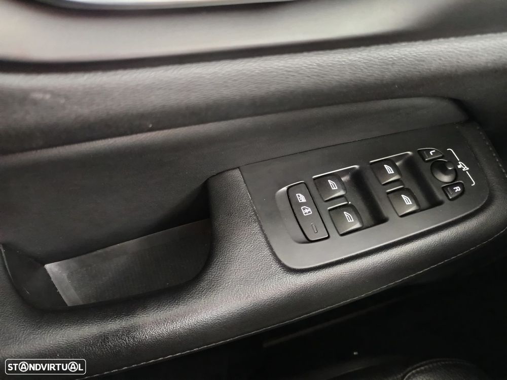 Volvo V60 2.0 B4 Momentum Plus Geartronic - 24