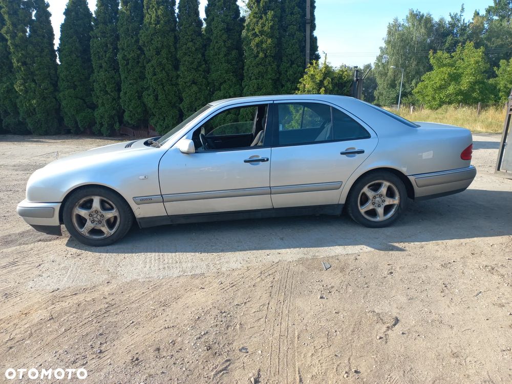 Mercedes W210 2.2 Diesel 70kw  98r wszystkie części lampa  drzwi - 4