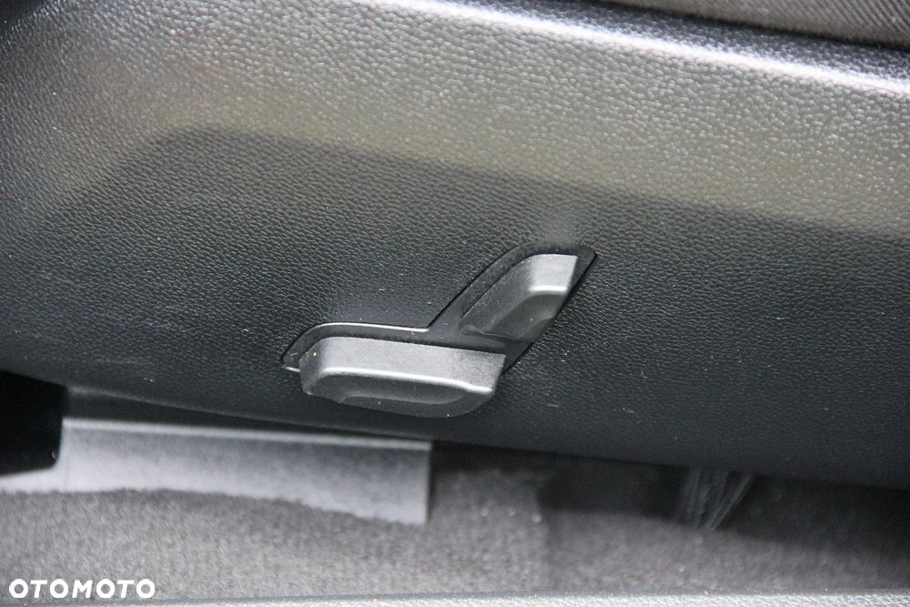 Mercedes-Benz Klasa E 200 BlueEFFICIENCY Elegance - 32