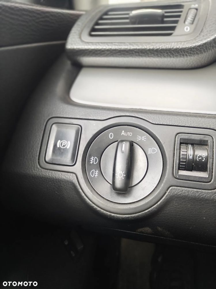 Volkswagen Passat 2.0 TDI DPF Sportline DSG - 28