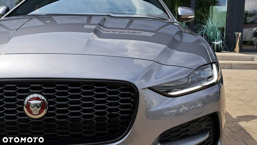 Jaguar XE - 11