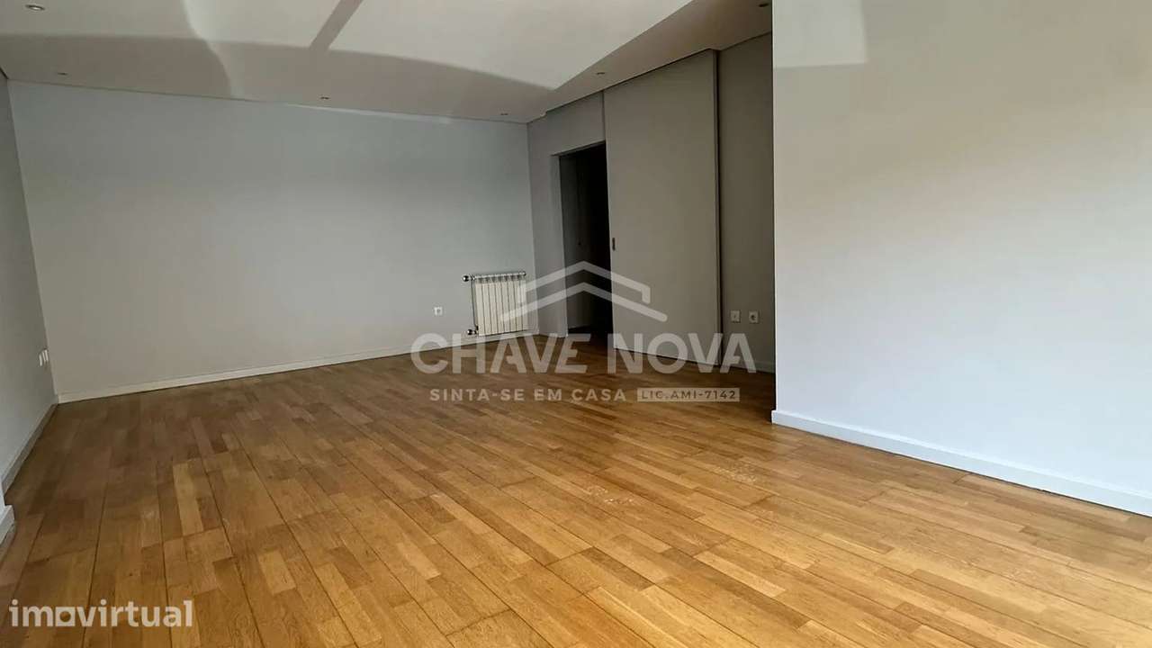Apartamento T2 C/ Lugar de Garagem e Arrumos no Porto (Monte Burgos) - Grande imagem: 3/27