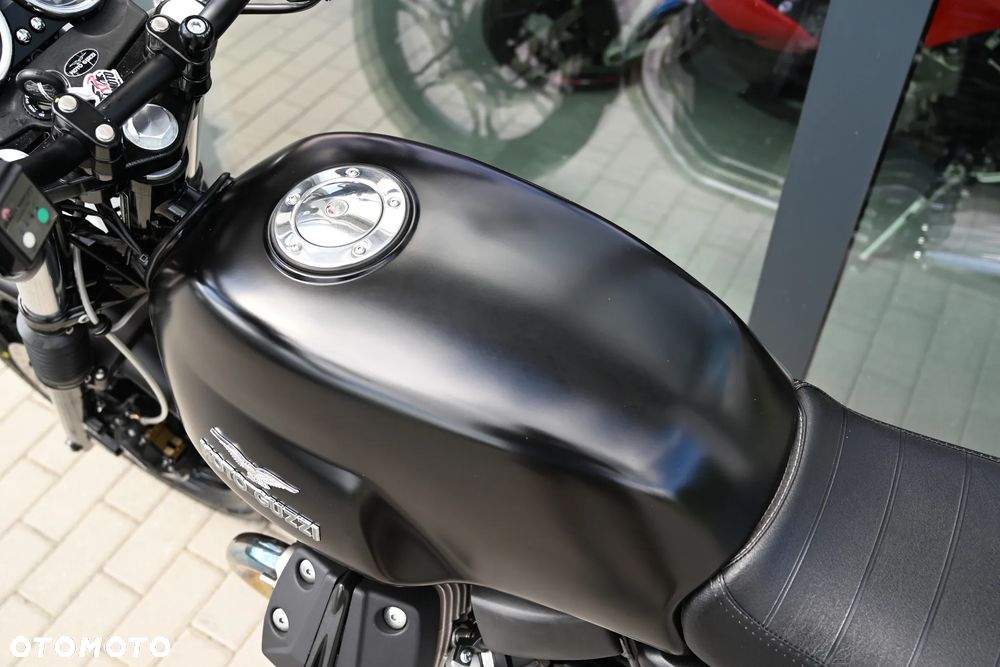 Moto Guzzi V7 - 12