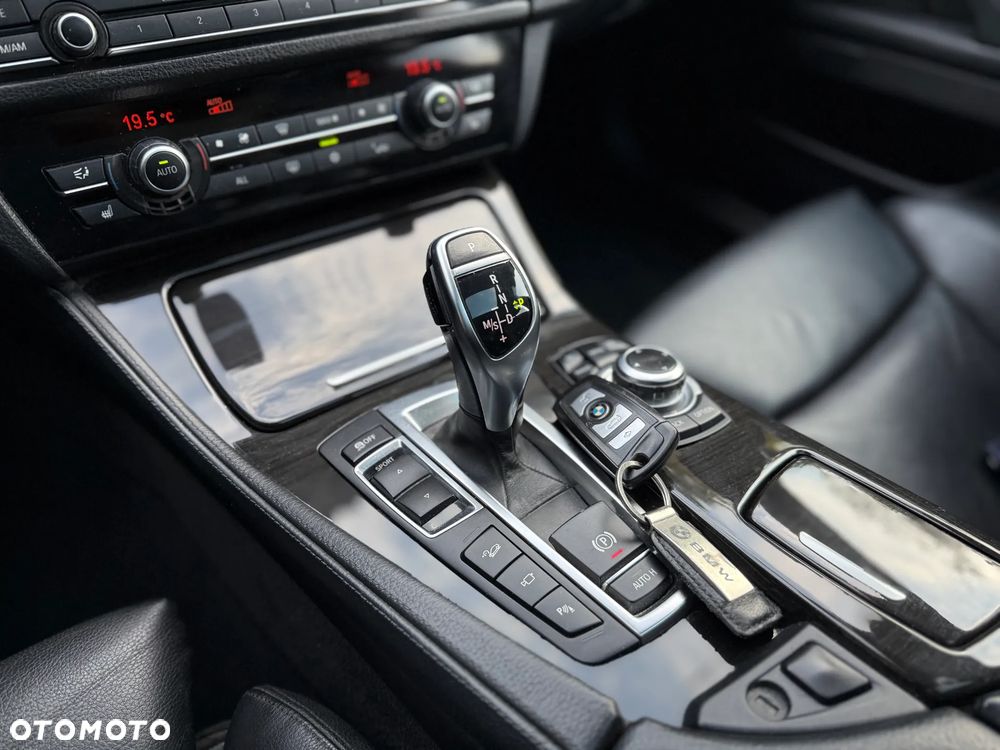 BMW Seria 5 550i - 10