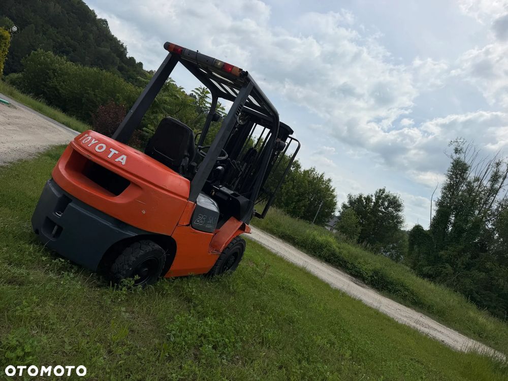 Toyota 7FDF25 Wózek Widłowy 2,5tony. Niski Przebieg 4800 mtg. Wolny skok. Triplex. Oryginał z Norwegii z Gospodarstwa ziemniaczanego woził lekkie ładunki.. Zero luzów i wycieków. Maszyna po wszystkich dużych serwisach w DEKRA. ZERO wkładu własnego. Maszt Triplex. Dodatkowa 3 linia Hydrauliczna. Diesel! Hamulce brzytwa! Koła pełne. REWERS JAZDA. Opony bardzo ładne. Oświetlenie fabryczne. Potężna moc. Wysoka precyzja pracy oraz jazdy! - 5